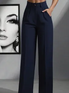 Dettaglio di pantaloni blu scuro a vita alta con gamba dritta e design a pieghe