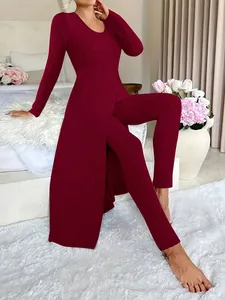 Elegante completo due pezzi bordeaux a costine con top lungo a spacco e leggings.