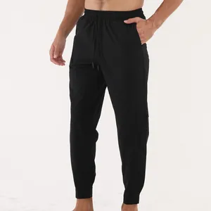 Détail du pantalon de jogging de sport noir à séchage rapide pour hommes avec chevilles