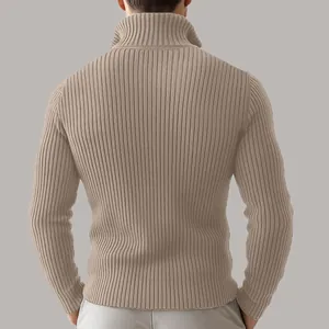 Vista posteriore di un cardigan da uomo in maglia a costine con cerniera e collo alto