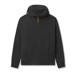 Nahaufnahme des schwarzen Herren-Hoodies mit halbem Reißverschluss und orangem Detail.