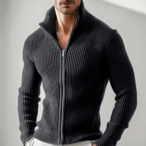 Vista dettagliata di un cardigan da uomo in maglia a coste grigio scuro con zip e collo alto.