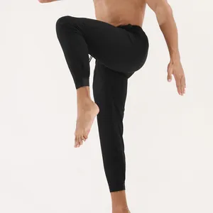 Gros plan d'action du pantalon de sport noir pour homme à séchage rapide en entraînement