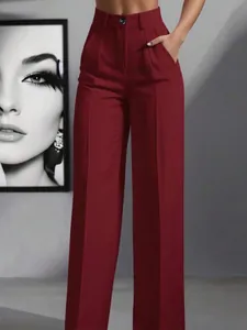 Eleganti pantaloni bordeaux a vita alta con gamba larga, piega frontale e tasche laterali.