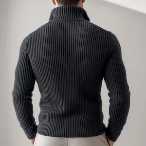 Vista posteriore di una giacca in maglia a coste da uomo con collo alto grigio