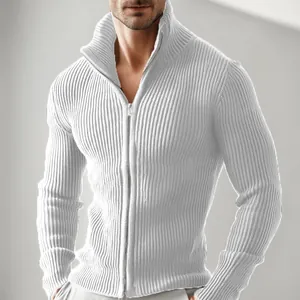 Dettaglio di cardigan in maglia bianca da uomo con zip e collo alto testurizzato