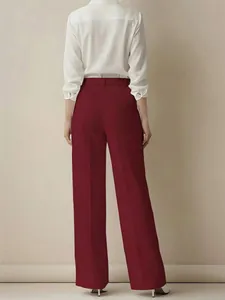 Elegante vista posteriore dei pantaloni da abito bordeaux a vita alta con gamba dritta