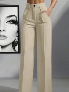 Dettaglio dei pantaloni dritti beige a vita alta con eleganti pieghe in vita