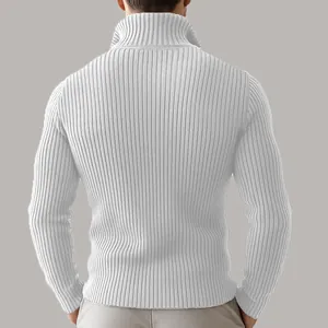 Vista posteriore dettagliata di un maglione bianco a dolcevita in maglia a coste uomo