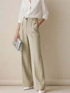 Vista dettagliata dei pantaloni a vita alta da donna che mostrano vestibilità e drappo