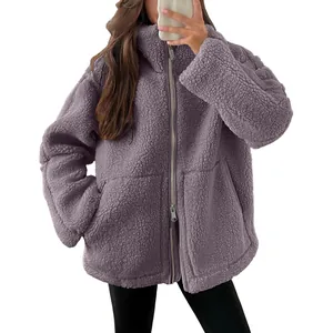 Dettaglio giacca in pile Sherpa viola con collo alto e texture morbida al tatto