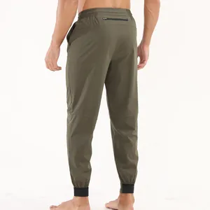 Vue arrière du pantalon de jogging tissé olive pour hommes avec poche zippée