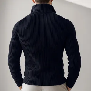 Vista posteriore dettagliata del cardigan da uomo in maglia a coste blu scuro con collo alto