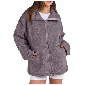 Vista dettagliata della giacca in pile teddy oversize da donna color malva