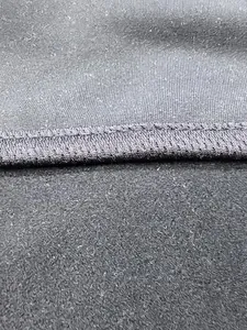 Nahaufnahme des grauen Sport-Hoodie-Stoffs mit weichem, gebürstetem Fleecefutter