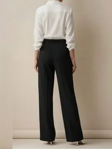 Elegante vista posteriore di pantaloni da completo neri da donna a vita alta e gamba dritta