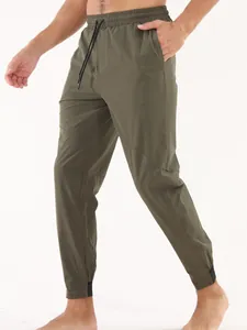 Pantalon de jogging de sport olive à séchage rapide pour hommes pour l'entraînement.