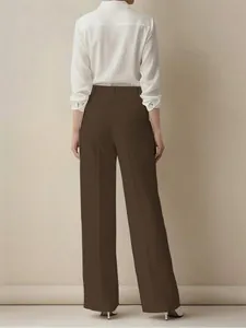 Elegante vista posteriore dei pantaloni da completo marroni a vita alta a gamba dritta da donna