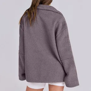 Vista posteriore di una giacca in pile sherpa color malva da donna, finitura morbida