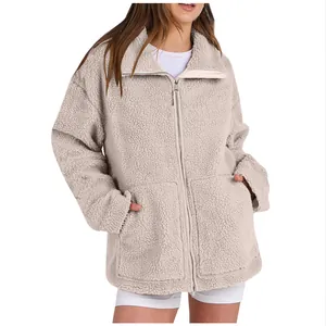 Calda giacca in pile sherpa beige con cerniera integrale e dettaglio collo alto