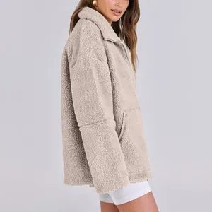 Dettaglio della giacca da donna in pile sherpa beige con collo alto e cerniera