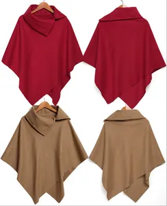 Viste dettagliate frontale e posteriore del poncho da donna nei colori rosso e cammello.