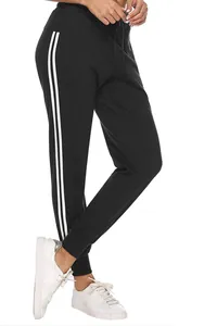 Detailansicht der schwarzen Jogginghose mit hoher Taille und weißen Streifen