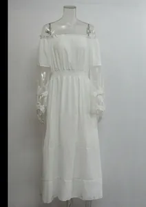 Vue d'exposition d'une robe longue blanche à épaules dénudées et manches dentelle