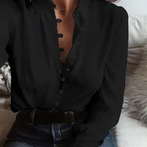 Détail d'un chemisier noir à manches longues pour femmes avec fermeture à boutons devant
