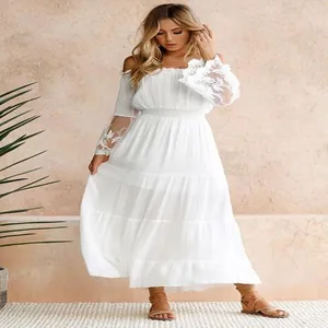 Robe longue blanche chic à épaules dénudées avec détails en dentelle sur les manches