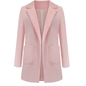 Une vue détaillée de ce blazer rose clair à devant ouvert avec poches latérales
