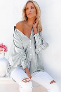Detailansicht der Damen-Oversize-Hemdbluse mit blauem Streifenmuster und Smok-Manschetten