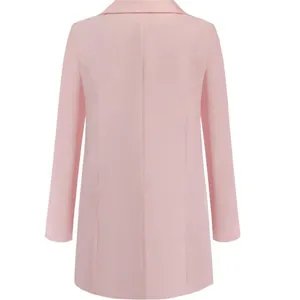 Vue arrière d'un blazer rose minimaliste à manches longues pour femmes avec coutures ajustées