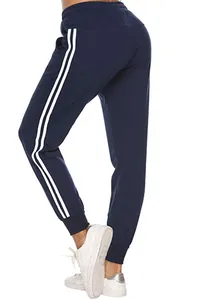 Detailansicht der dunkelblauen Damen-Jogginghose mit weißen Seitenstreifen und schmaler Form