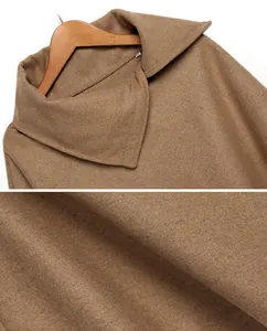 Dettaglio di un mantello color cammello con colletto aperto e consistenza del tessuto