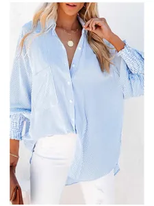 Lässiges, übergroßes, blau gestreiftes Button-Down-Hemd mit gesmokten Ärmelbündchen