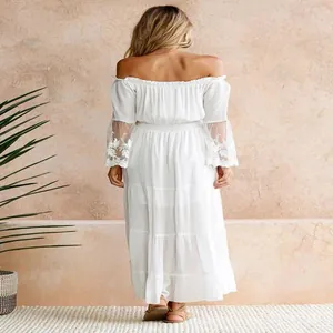 Vue arrière d'une robe longue blanche à épaules dénudées et manches en dentelle