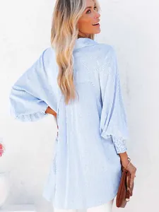 Rückansicht eines blau-weiß gestreiften Oversized-Langarmhemdes mit Kragen am Modell