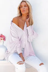 Detail eines rosa gestreiften Oversize-Hemdes mit tiefen Schultern und Manschetten