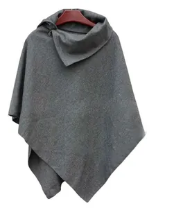 Vista dettagliata di un poncho grigio da donna con un elegante orlo asimmetrico