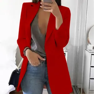 Élégant blazer rouge vif à manches longues pour femmes avec poches et devant ouvert.