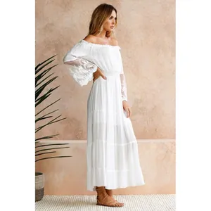 Robe longue blanche élégante à épaules dénudées avec des manches cloches en dentelle fine