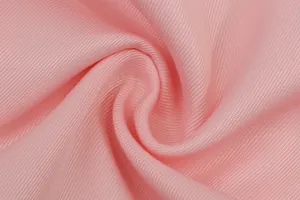Macro-detailweergave van de hoogwaardige zachte roze twill-stoftextuur voor damesblazer