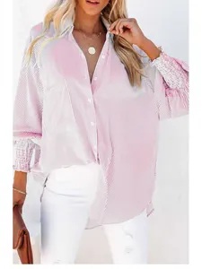 Detailansicht eines rosa-weiß gestreiften Oversized-Hemdes mit tief angesetzten Ärmeln