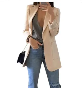 Blazer da donna beige chic, vestibilità slim, rever classico e stile cardigan aperto.