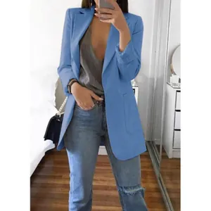 Vue détaillée montrant la coupe et le design ouvert de ce blazer bleu vif pour femme