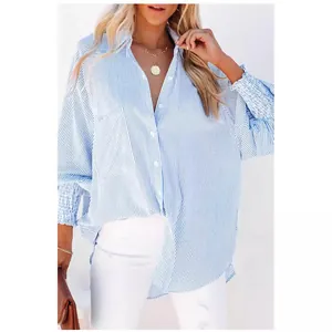 Oversize-Hemd für Damen mit blau-weißen vertikalen Streifen und gesmokten Manschetten