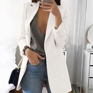 Blazer blanc à manches longues ouvert avec poches, vue ajustée en selfie miroir.