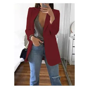 Detailweergave van een stijlvolle bordeauxrode damesblazer met lange mouwen