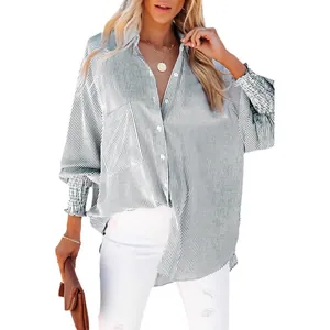 Gestreiftes Oversize-Damenhemd mit langen Ärmeln, Umlegekragen und gesmokten Manschetten
